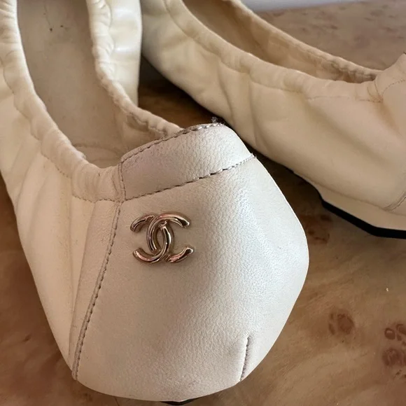 CHANEL Women's Ivory and Black Flats - Picture 3 of 4